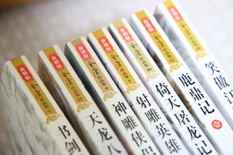 金庸和古龙,谁的文笔更佳?谈及金庸和古龙的文笔，那可谓是难分轩轾。金庸文笔功底