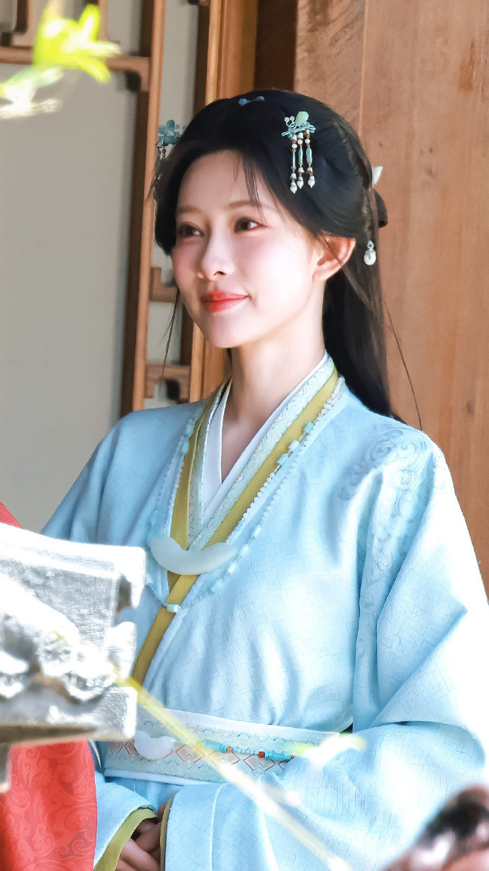 1.孟子义和李昀锐拆cp的拆的越来越明显了。2.张凌赫公司就按顶流路子捧他，资源