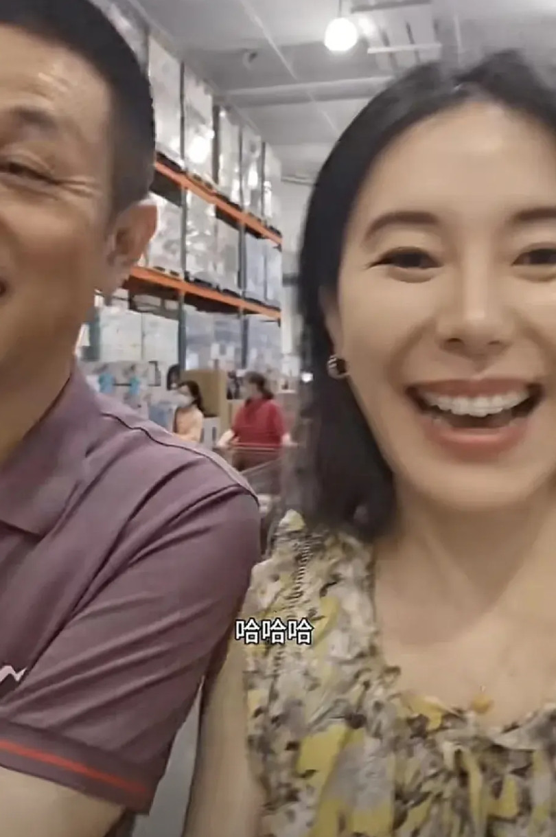 蔚来汽车CEO李斌，携带老婆周末出来购物，真是又晒了一波恩爱夫妻。李斌，作为