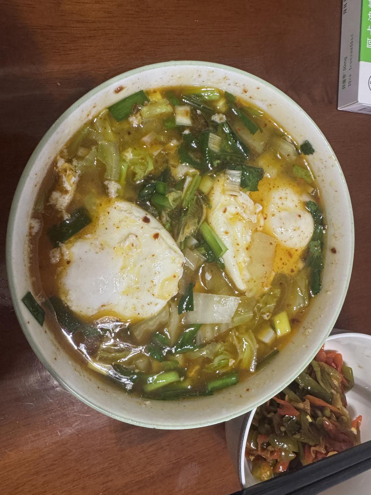 燃放烟花爆竹这道喧腾了千年的声光，如今却在“禁”与“放”的拉锯声中，成了我们时代