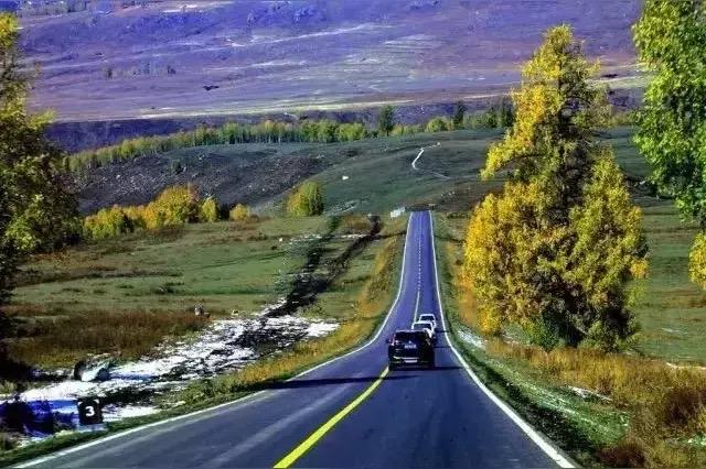 人这一辈子，一定要走一次高速公路穿越天山！在广袤的新疆大地，天山山脉如巨龙横