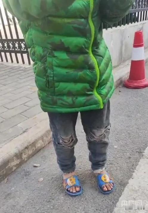 有的孩子童年是不幸的。不幸的孩子背后有一个不负责任的家长，有可能就毁了孩子一生。