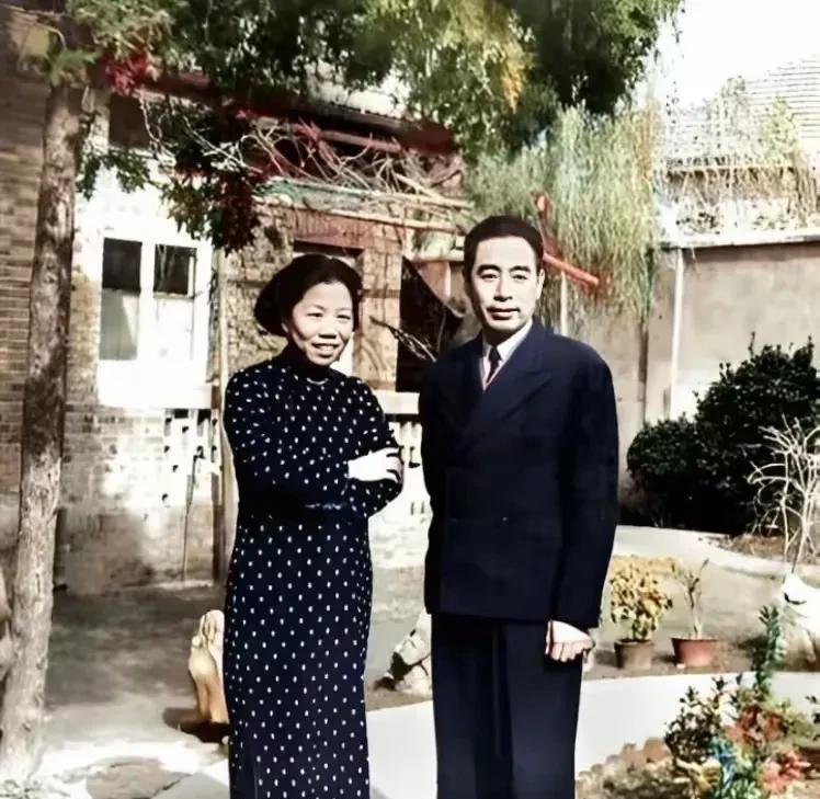 周恩来与邓颖超相识于五四运动，1923年确定爱情，1925年在广州结婚。他们的结