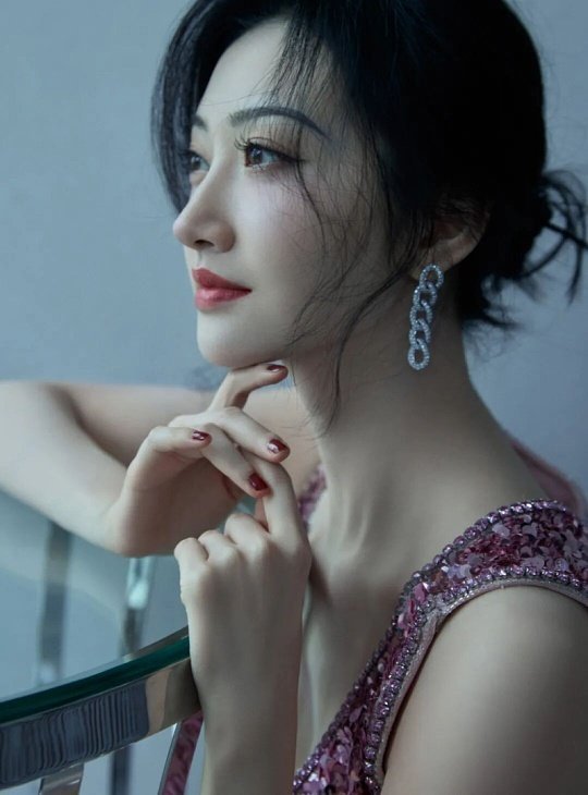 景甜好完美的侧颜很多人的侧脸要靠角度和妆容遮掩短板，景甜却完全相反。流畅的面部中