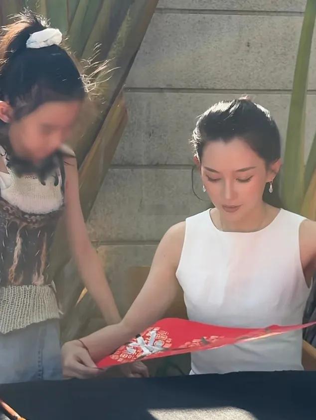 森林北带着10岁女儿写福字看着颇有才女的风范，要不是和汪峰在一起，大家就更关注她