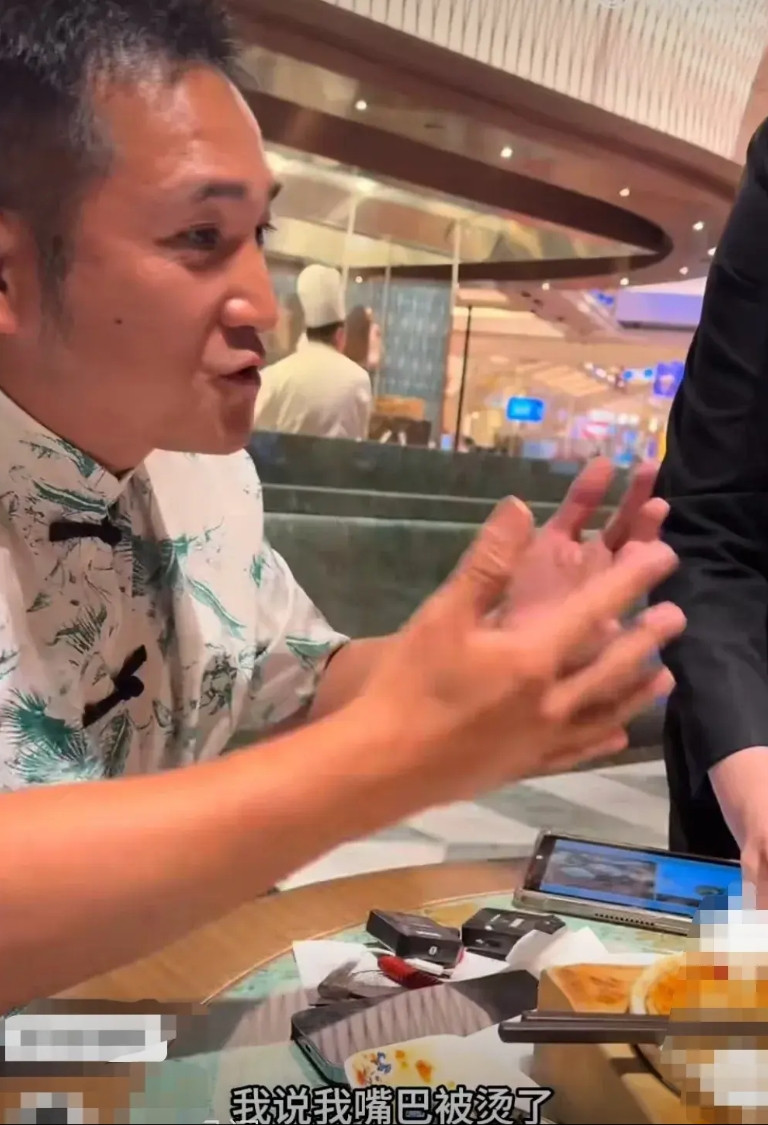 一名百万粉网红在澳门餐馆吃饭时，因为茶水太热，喝水时烫到自己嘴，要求餐馆赔钱，并