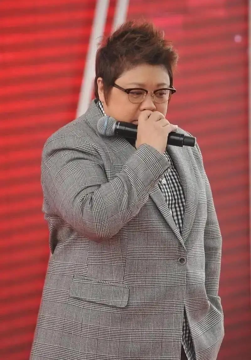 其他的不说，就说这次韩红带百人团队去蒙义诊就能看出问题。一、义诊不是治疗。义诊只