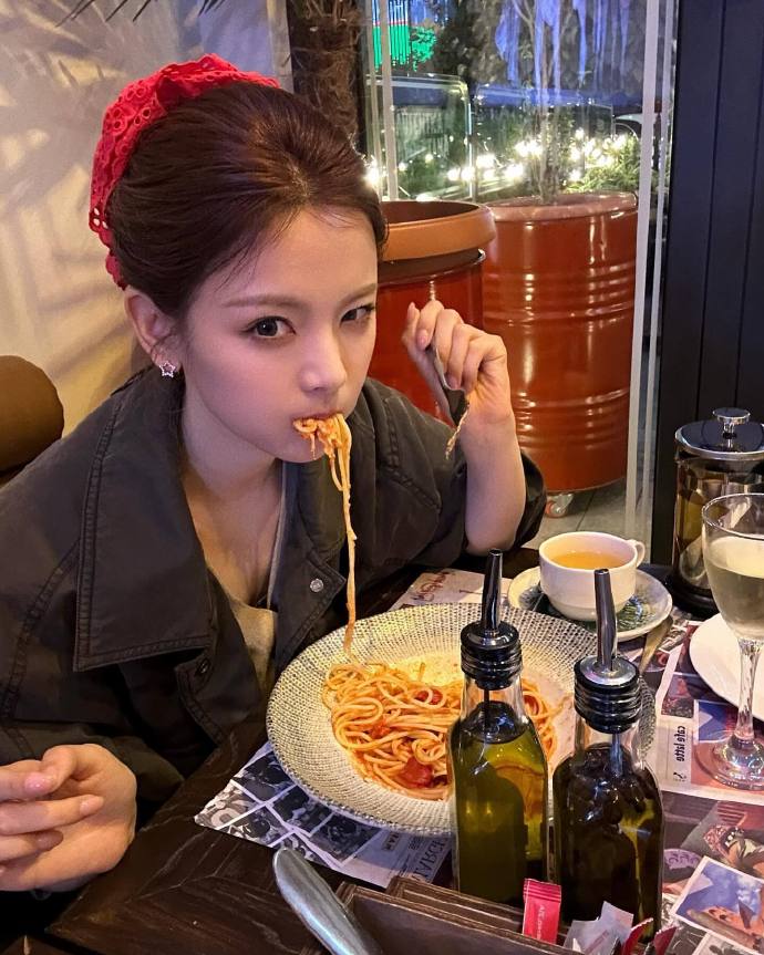 杨超越这个骨相好有质感！谁懂……好会拍​​​