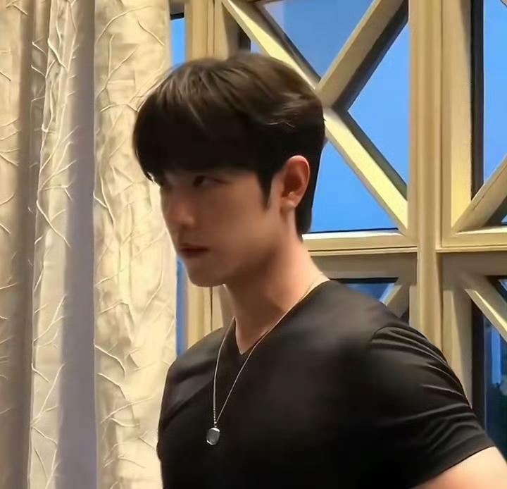 肖战，顺产头。哈哈哈，网友们太会联想啦。肖战的新发型，因为很顺滑被称为顺产头