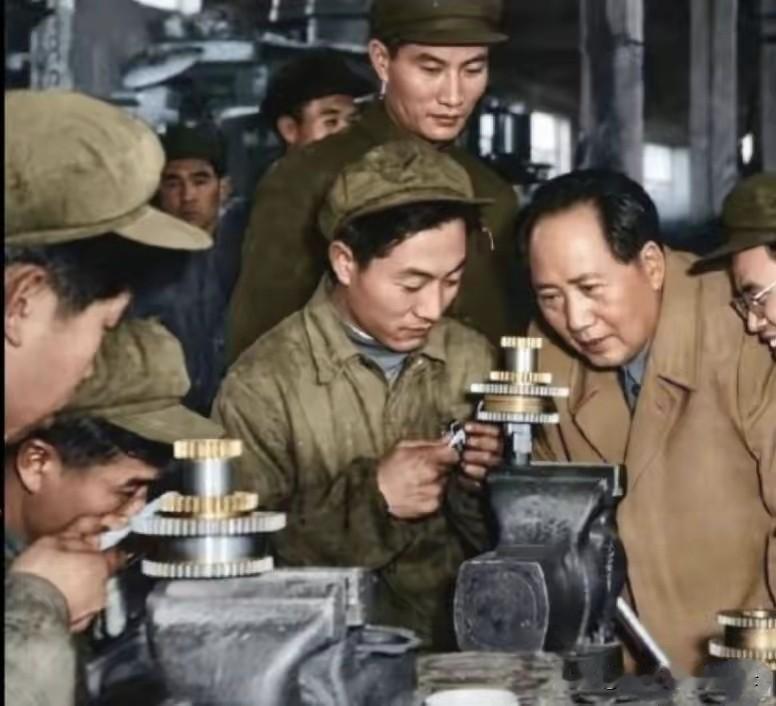 只有社会主义才能救中国！只有坚持马列主义毛泽东思想才能发展中国！只有坚持人民当家