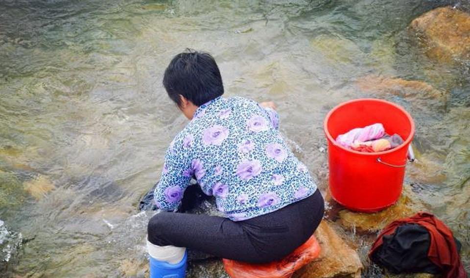 湖北鄂州，6旬老太在村里池塘边洗拖把，结果脚下一滑，意外落水身亡了，事后家属把矛