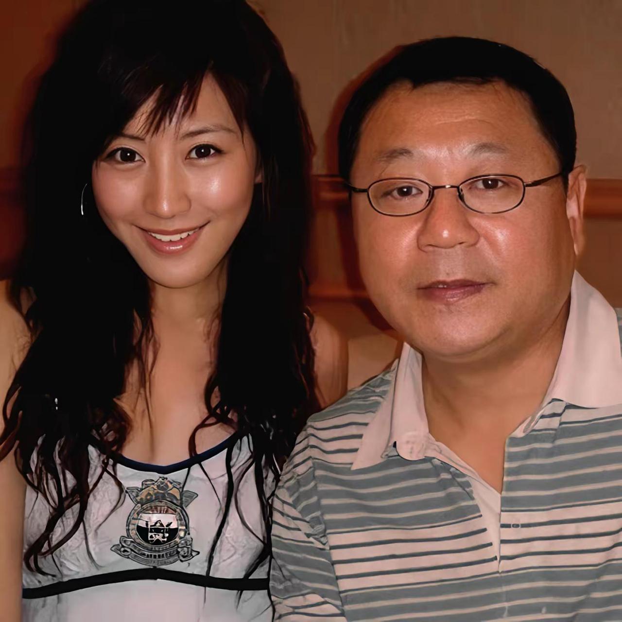1988年，范伟在相亲时，对美丽的护士杨宝玲一见钟情，可杨宝玲却很冷漠，对范伟点