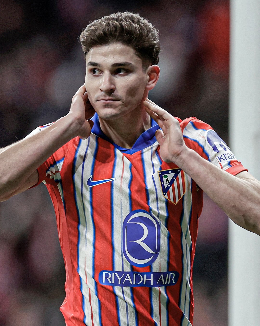 世体：朱利安·阿尔瓦雷斯这个名字足以让球迷们兴奋不已，他在俱乐部内也非常受欢迎