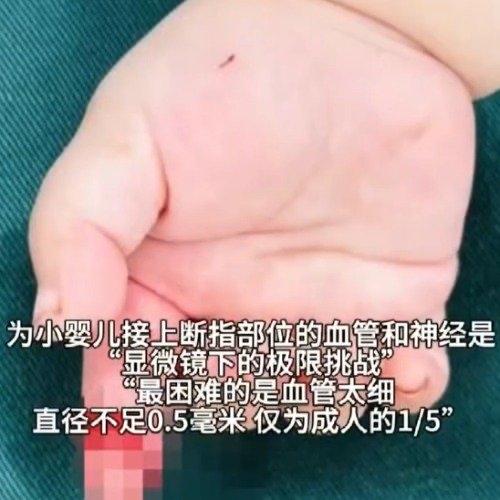 济南这位95后妈妈原本只是想顺手拆个快递，她右手抱着7个月大的女儿芙芙，左手拎着