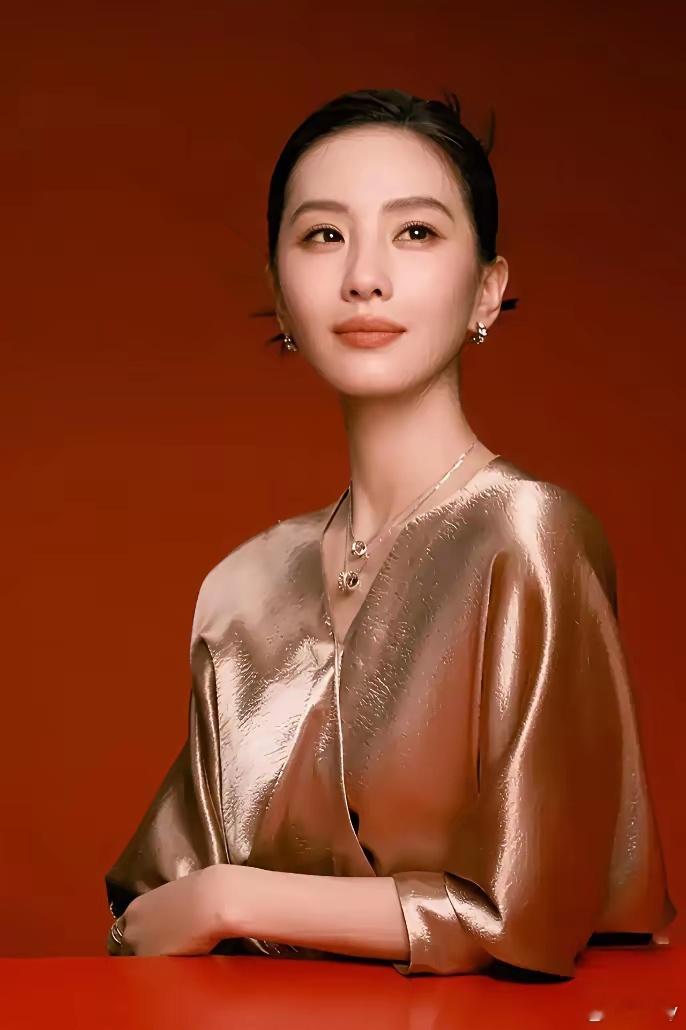 刘诗诗盘发画精致妆，一袭金色礼服裙完美穿出高级贵气感，诗诗的造型真是精致到每一个