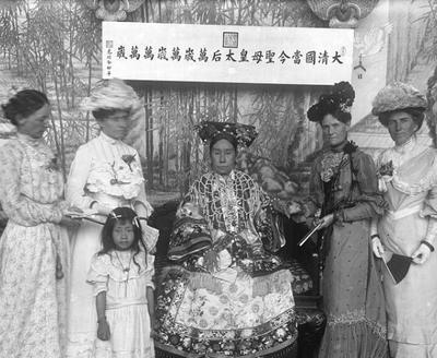 一天，慈禧刚吃完饭，突然想如厕。她抿住嘴“嗯嗯”两声，李莲英瞬间秒懂，他用头顶着