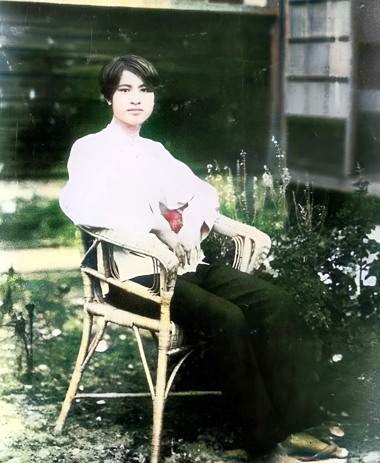 这位年轻帅气脚穿木屐,坐在藤椅上的男子正是《沉默的荣耀》中常被提起却从未露面的潜