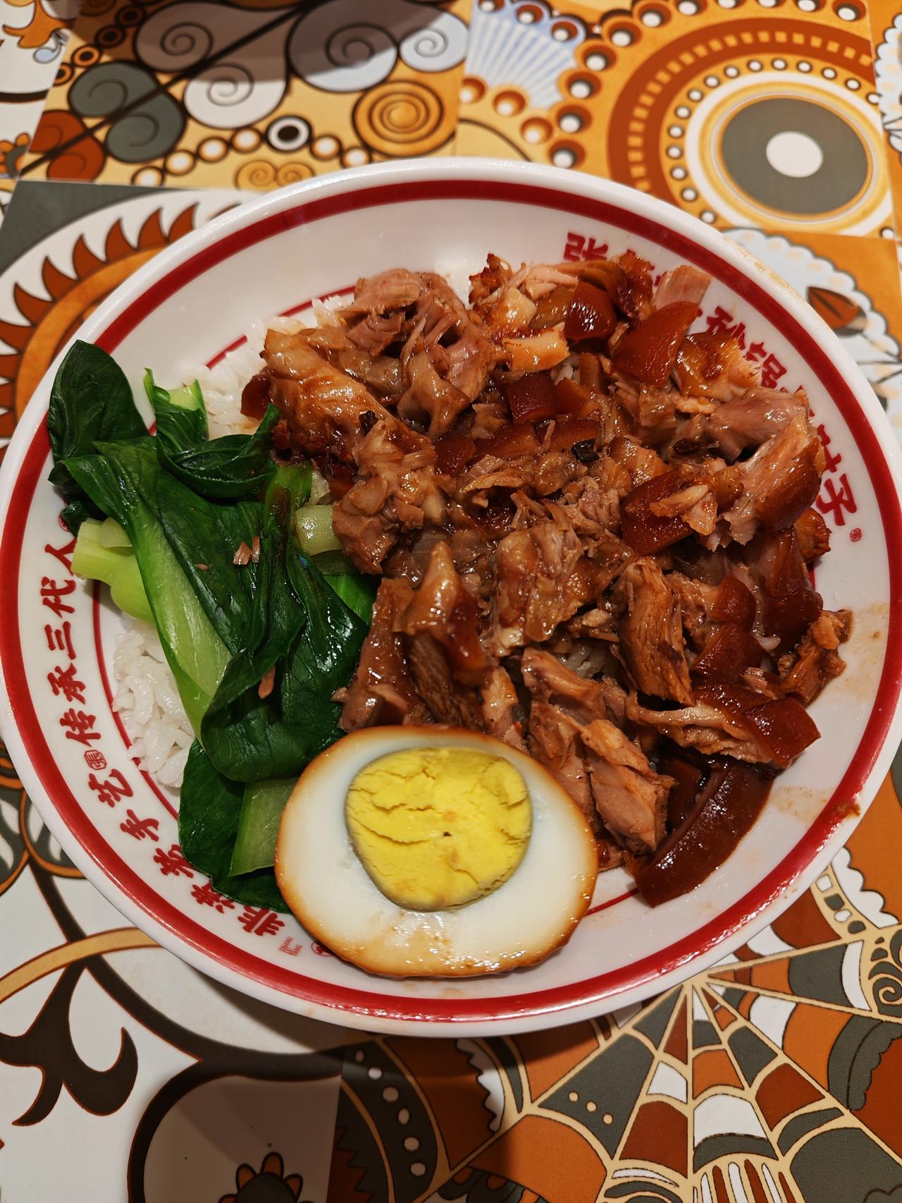 久违的卤肉饭，看着就很有食欲。