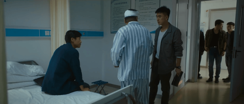 低智商犯罪还吃瓜呢抓你的来了李茜一秒入戏，张一昂配合无间，郑勇兵看得入迷。三个