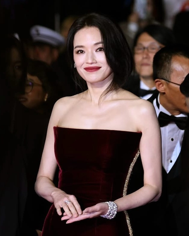  舒淇現身戛纳红毯✨她身穿 AshiStudio 2025春夏高级订制红丝绒