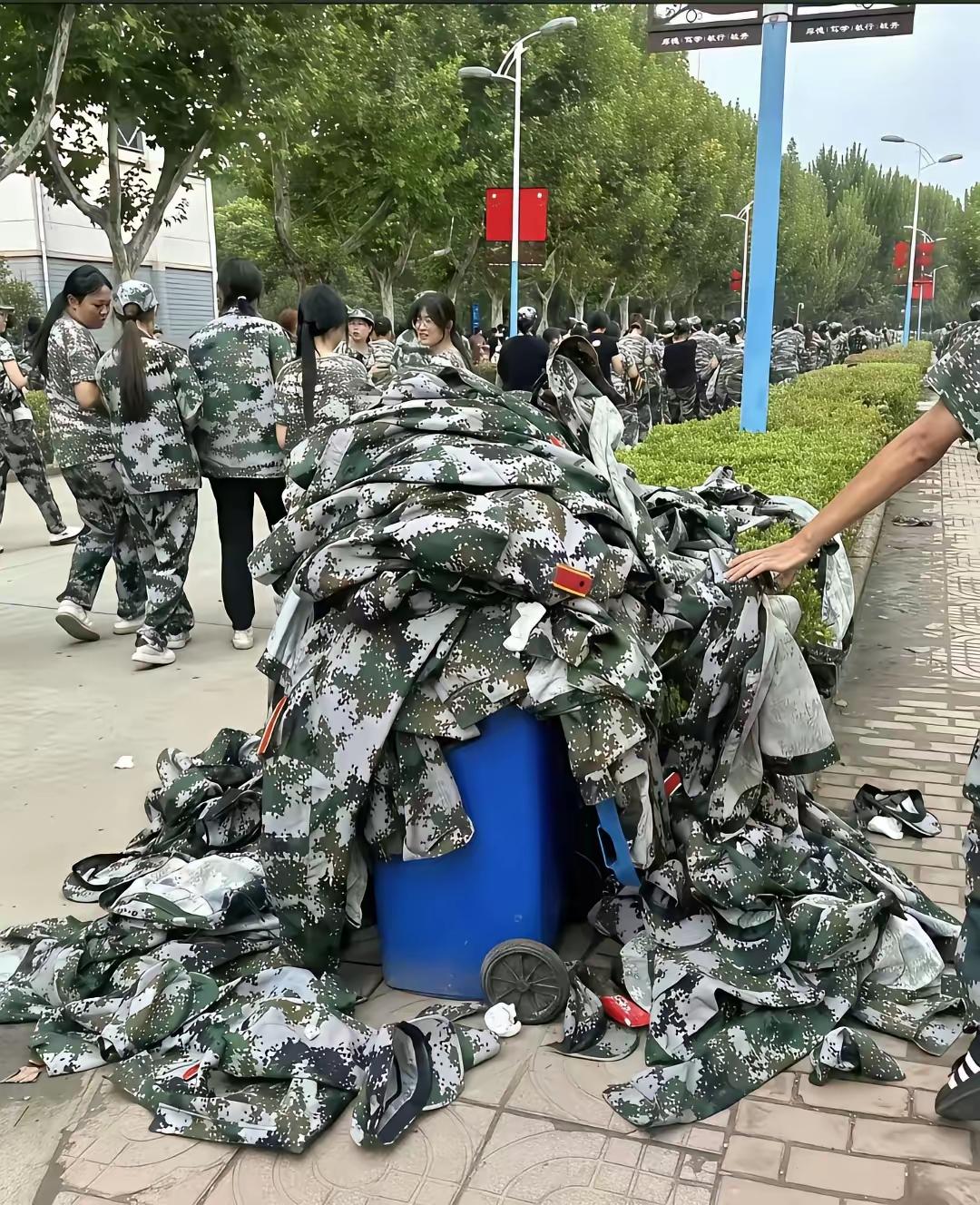 针对学生军训完后，军训衣服被扔的满垃圾箱的这个现象，你是怎么看的？有人认为，