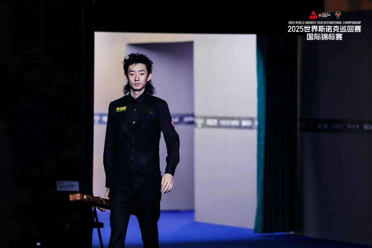 随着吴宜泽晋级国锦赛决赛，丁俊晖能否保住世界前16都是个问题。吴宜泽加上红包保