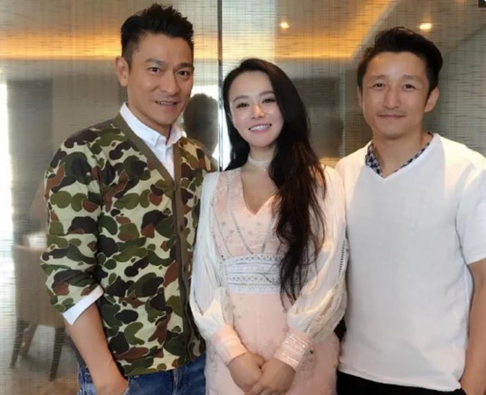 刘德华与邹市明夫妇合影，冉莹颖一如既往的自信，邹市明看起来比较文弱，刘德华幸福日