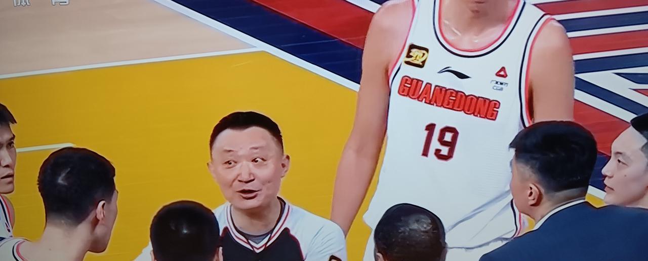 看不懂，看不懂，CBA联赛有些事情看不懂。是否另有隐情？是否有不可告人的大，