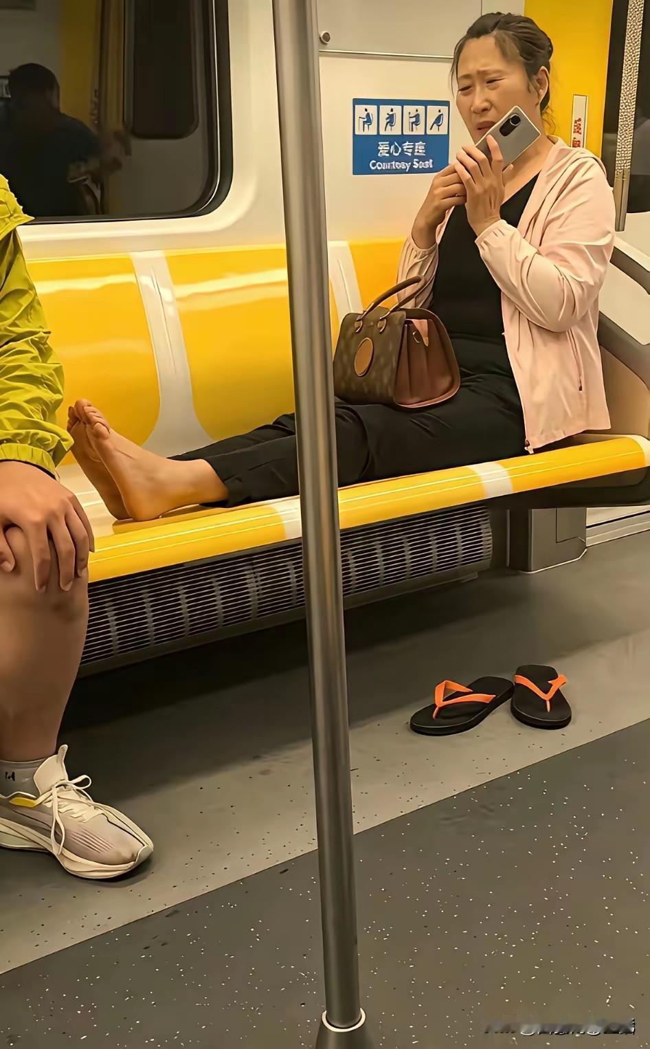 大妈，这是地铁爱心座不是你家热炕头！地铁上拍到的一幕，实在让人看着心里不舒