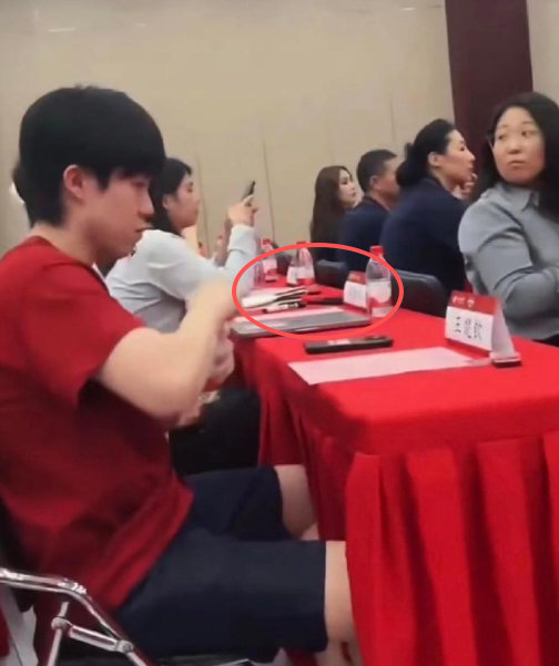 王楚钦北大开学，同桌已经准备好球拍了[笑着哭]​​​
