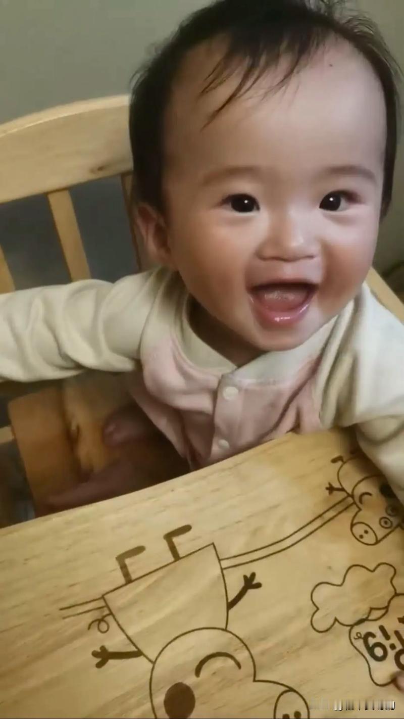 邻居昨天把她十个月大的宝宝放我家，让我帮忙带几天，因为她老公心梗送医院抢救。