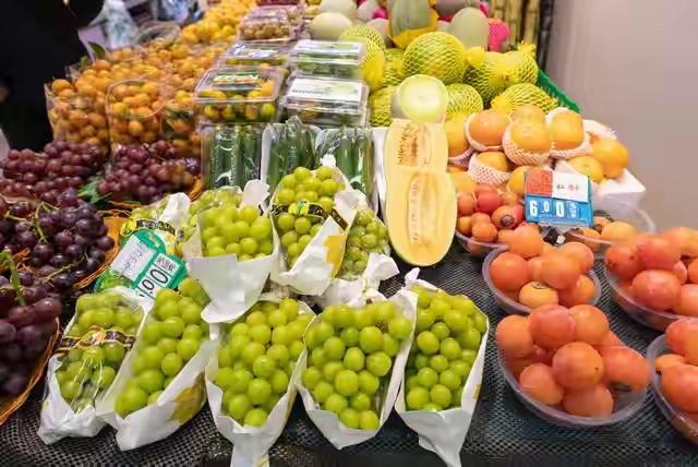 当我们走进街角那家水果店，映入眼帘的是那张“便宜傻像批发价”的招牌。价格低得令人