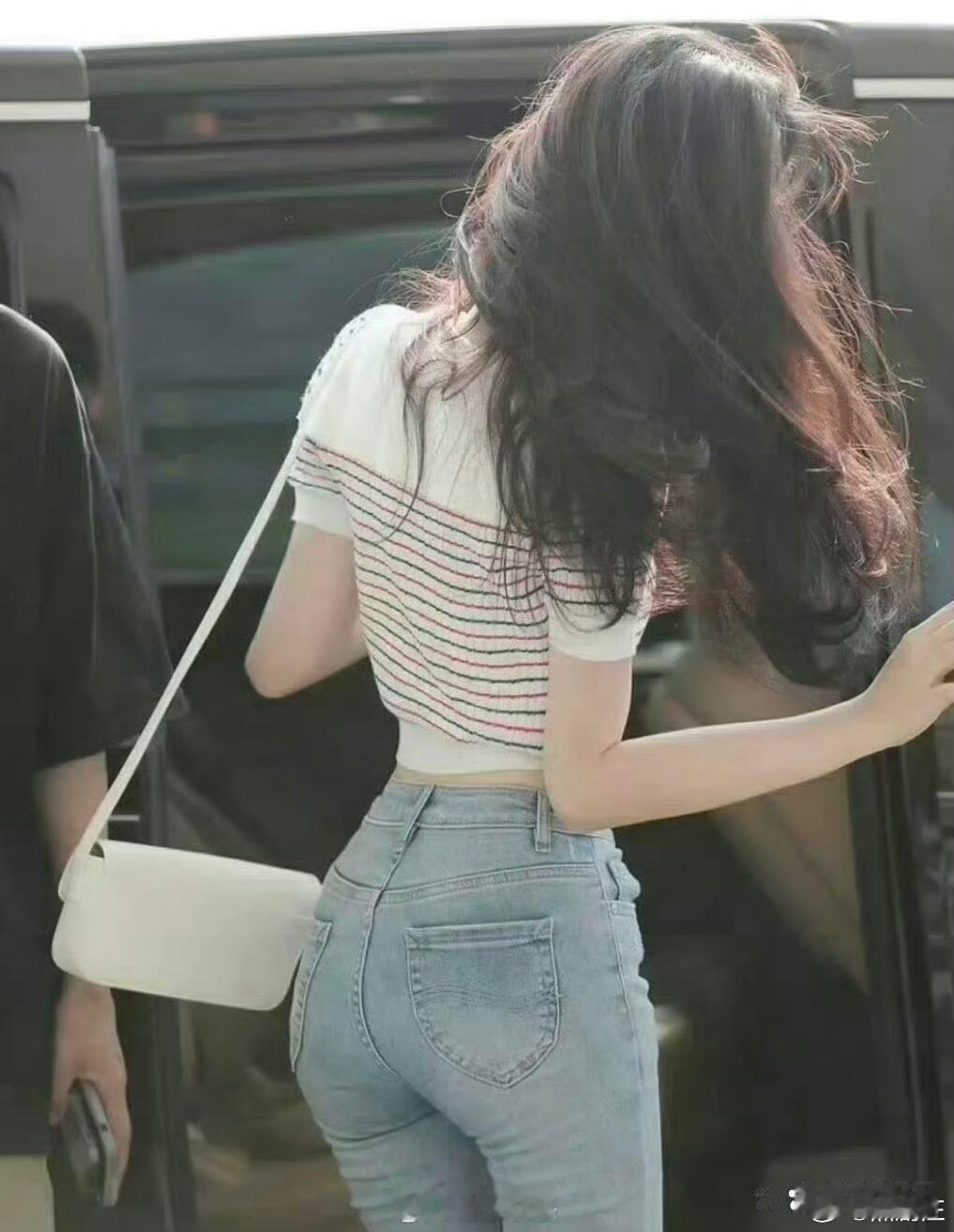 张予曦路透身材，腰臀比太绝啦！