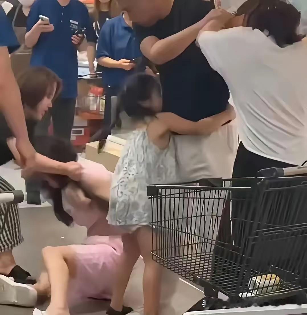 盒马超市的生鲜过道里，一个五岁小女孩哭得撕心裂肺。她妈妈正发了疯一样，薅着一个二