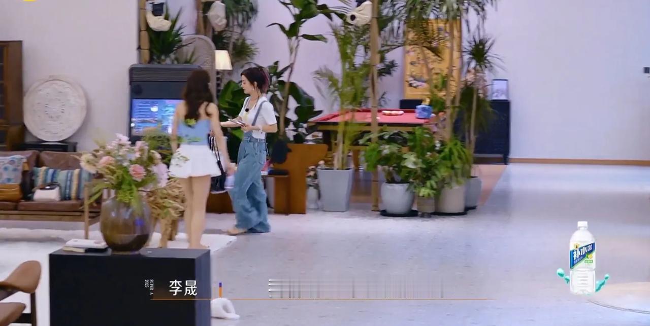 张小婉邀请李晟看恐怖片，李晟摇头逃跑，但是在吴宣仪这里迎来了转机，她第一个