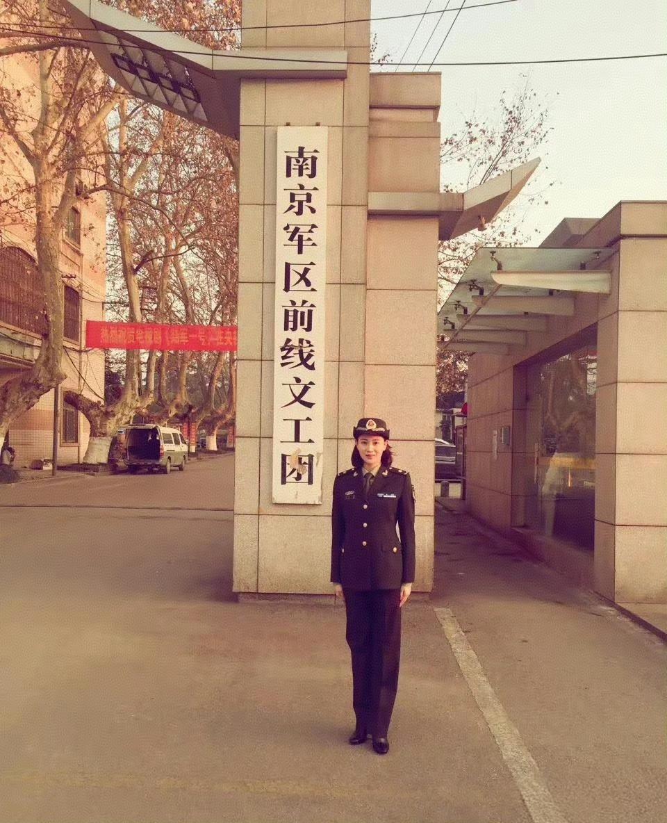 10年前，一身戎装的小姨