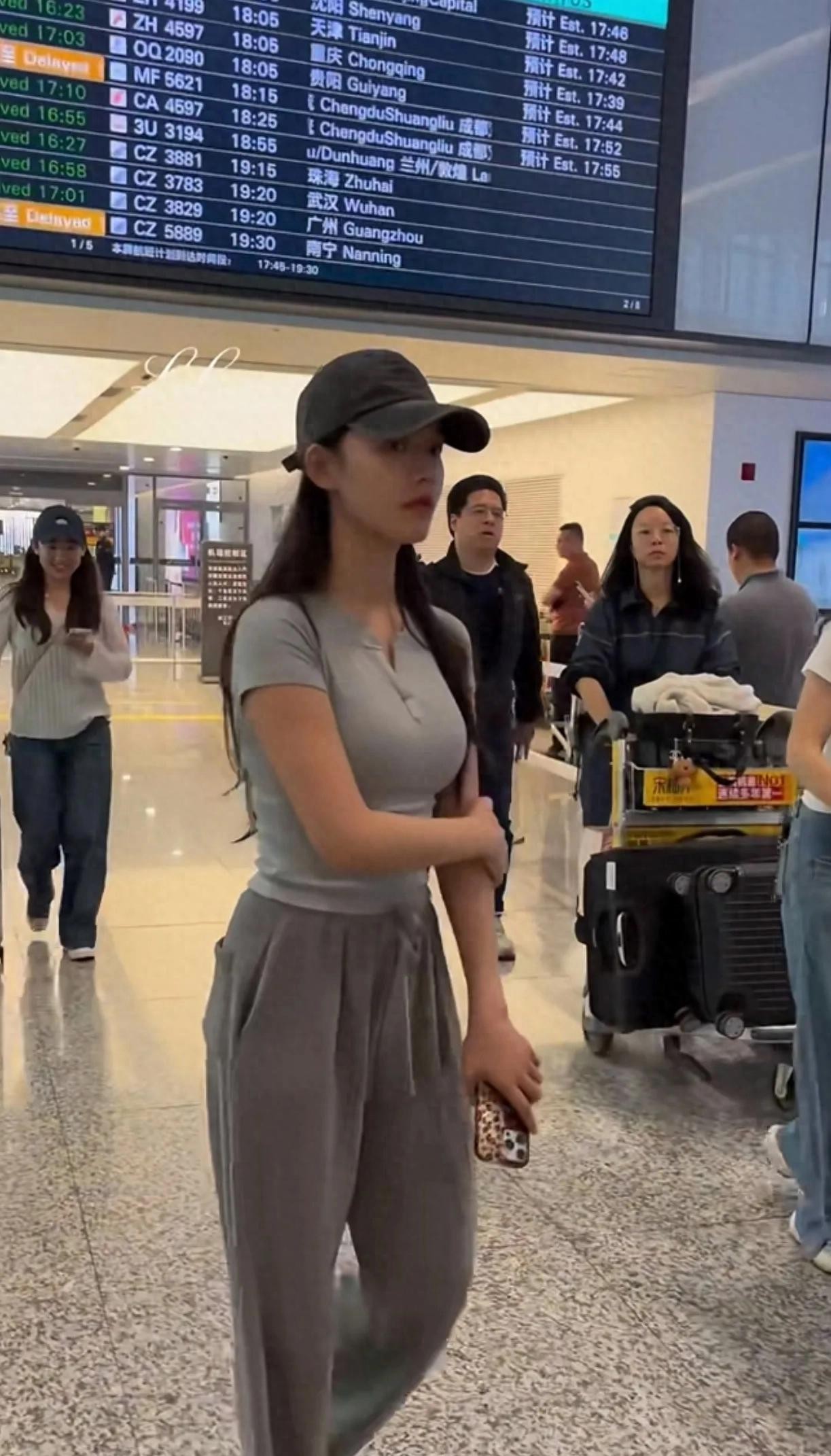 林允这是什么极品身材，随便穿穿都是大美女，s曲线好明显超性感