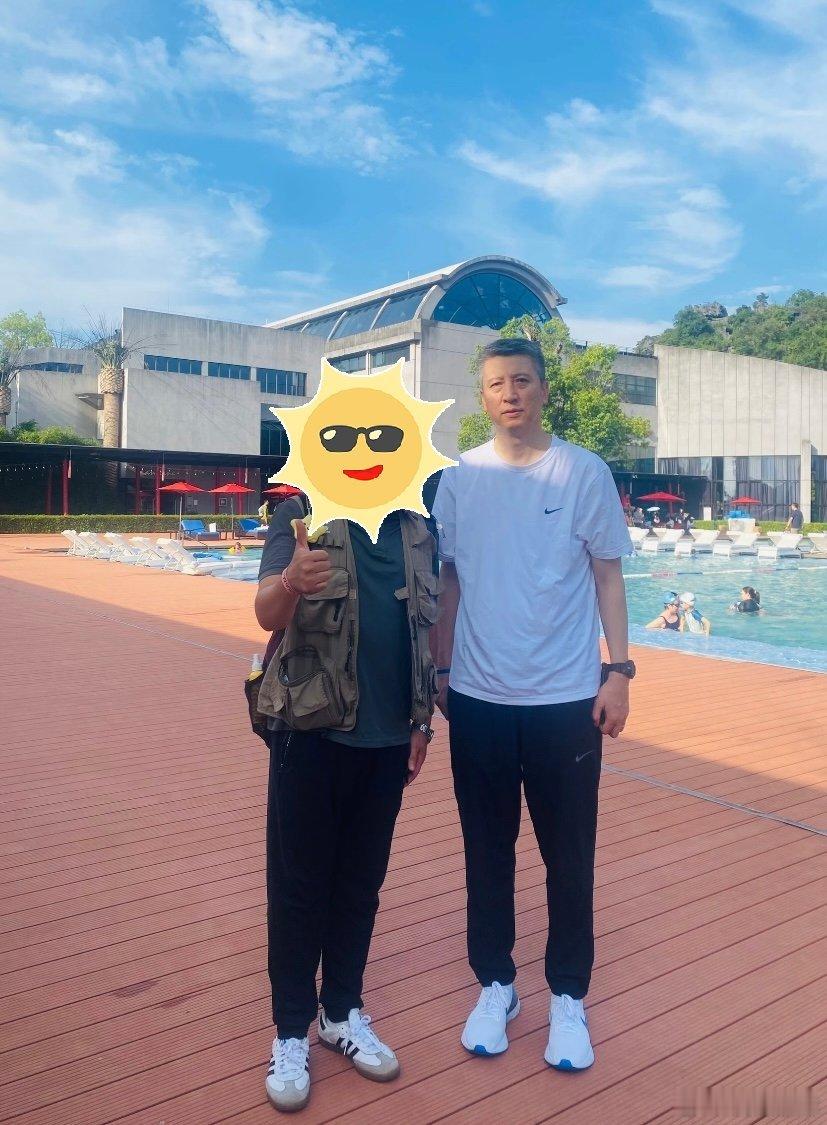 有网友在广西桂林偶遇到郭士强指导，这位男篮主教练也迎来了难得的休闲时光​​​