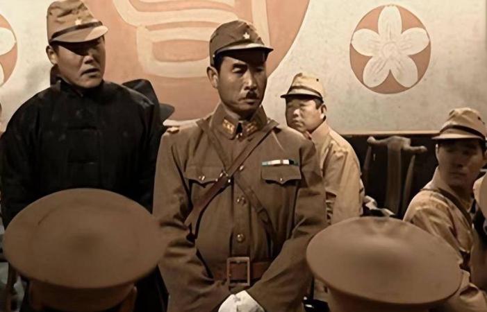 1944年，“大汉奸”郭绍绪请日军高层在家喝酒，席间，他大喊一声：“上炖鸡！”话