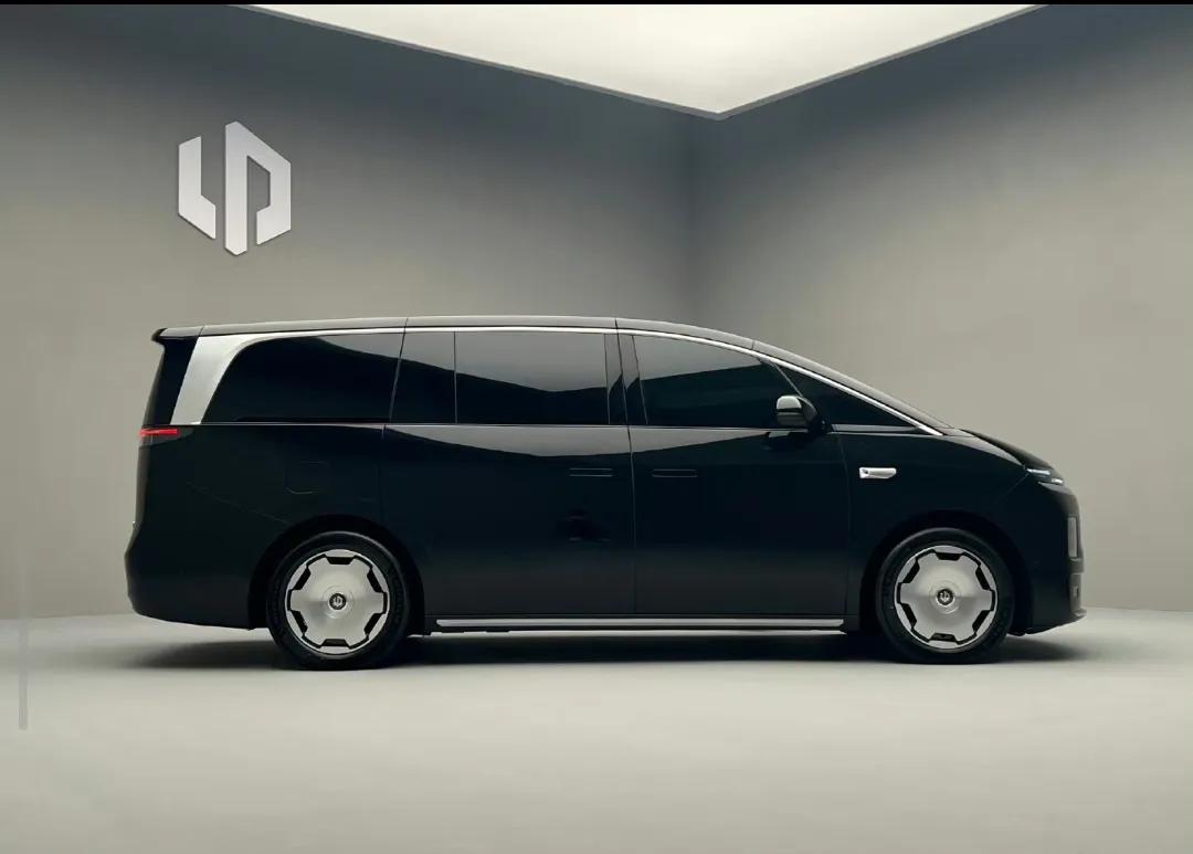 全球第一台增程MPV来了，零跑D99改写了mpv的动力形式，造型干净利落不花哨，