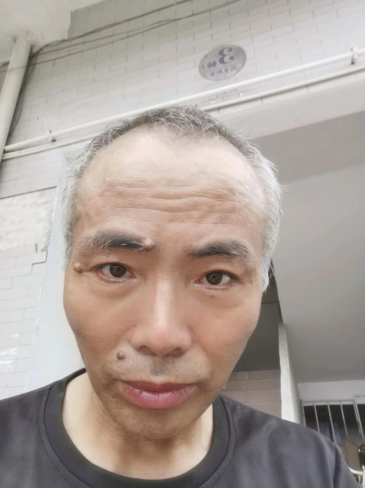 狗咬了人之后被邻居摔死，狗主人带人气势汹汹的砸门闯入邻居家里进行理论，对邻居说，