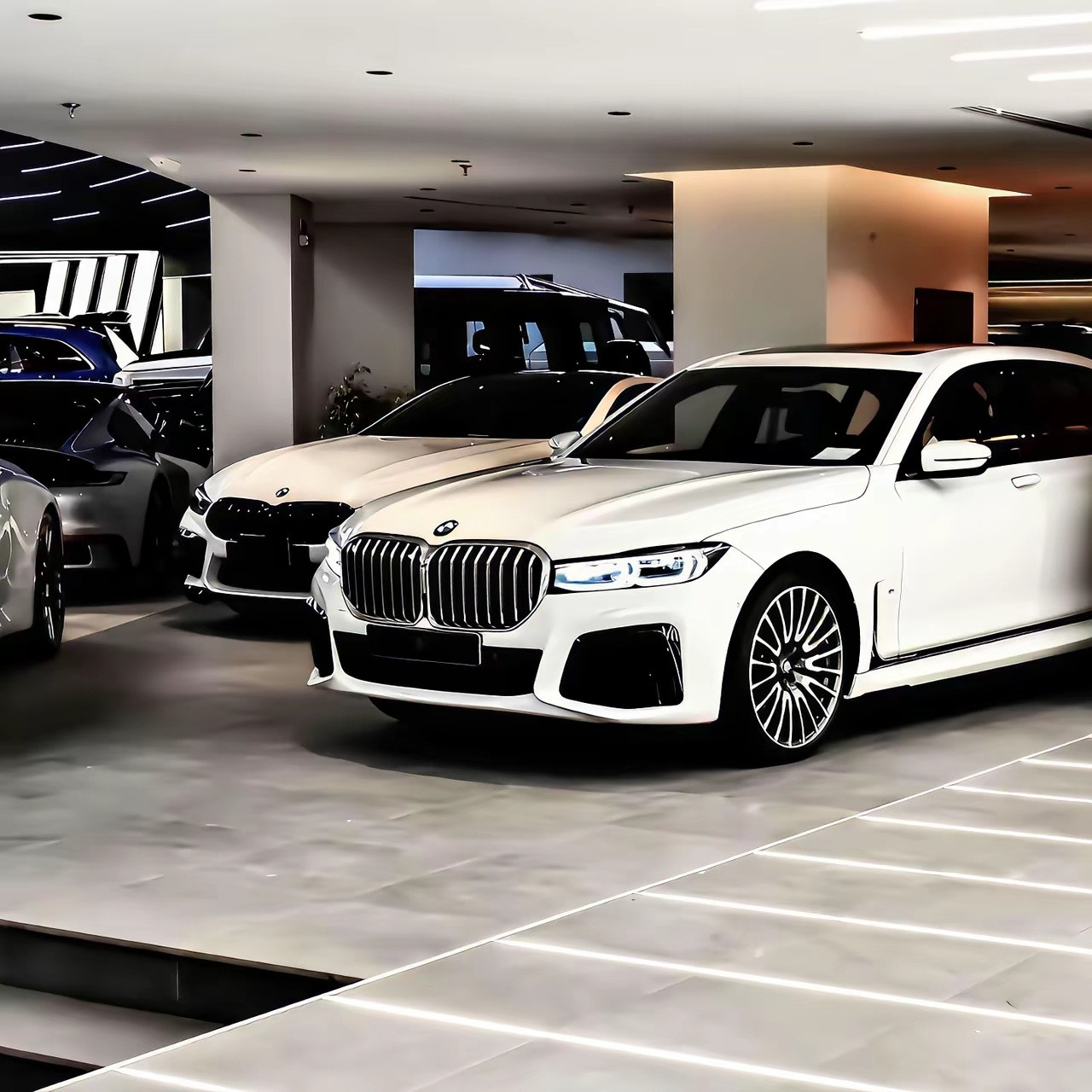 6年前的设计天使之眼贯穿式尾灯—宝马750LiG12