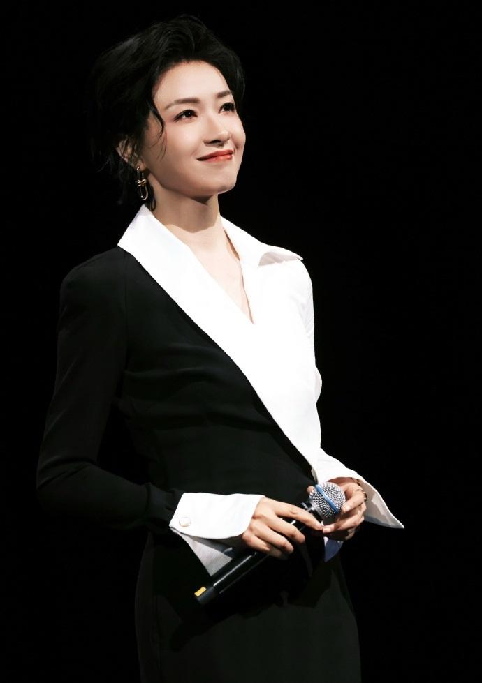 最近万茜在厦门出席活动，她这回穿了一件拼色风格的裙子，尽显优雅高贵之美。万茜