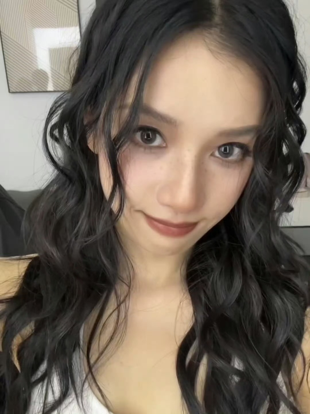 烟熏妆小雀斑大波浪又野又美的张婧仪​​​