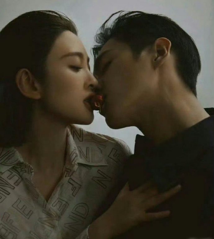 张若昀的手好大，唐艺昕的腰好细，这性张力满满的​​​