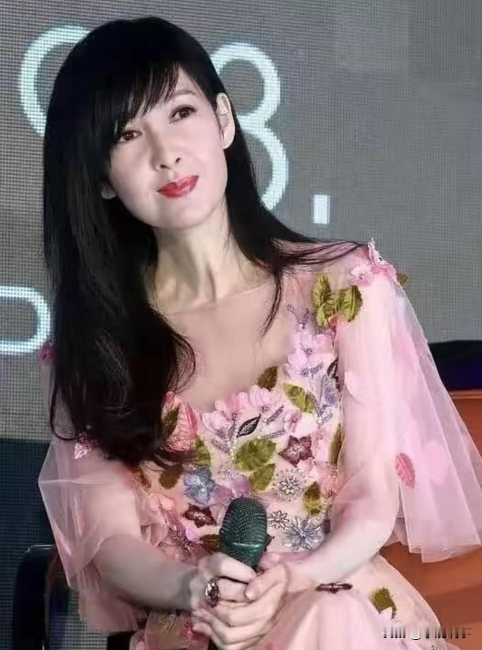 我问我妈：“周慧敏上春晚这身打扮，你觉得咋样？”我妈说：“裙子颜色挺温