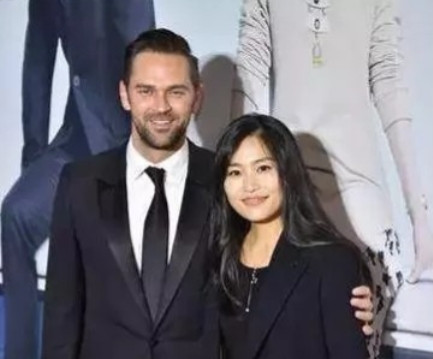 2006年，张艺谋的大女儿张末嫁给外国男友托维，请张艺谋去婚礼现场做证婚人，在婚