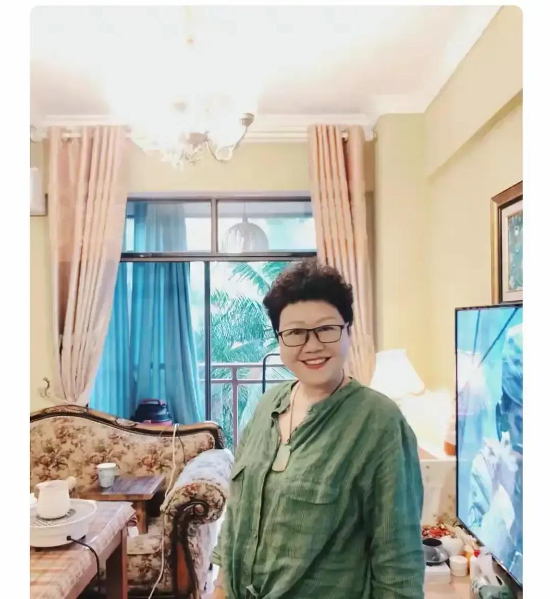 秋韵的英子拍早餐视频，厨房台面被粉丝私信吐槽“太乱”她没回怼，只在镜头前慢悠悠把