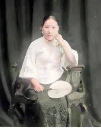 🌛1935年，一名女子走到孙传芳背后，突然掏出手枪，朝着孙传芳连开3枪。第