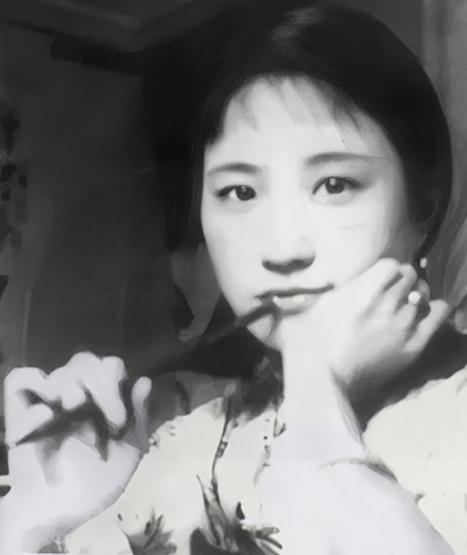 1965年，62岁陆小曼去世。翁瑞午的长女翁香光闻讯赶来，见四下无人，迅速解开陆